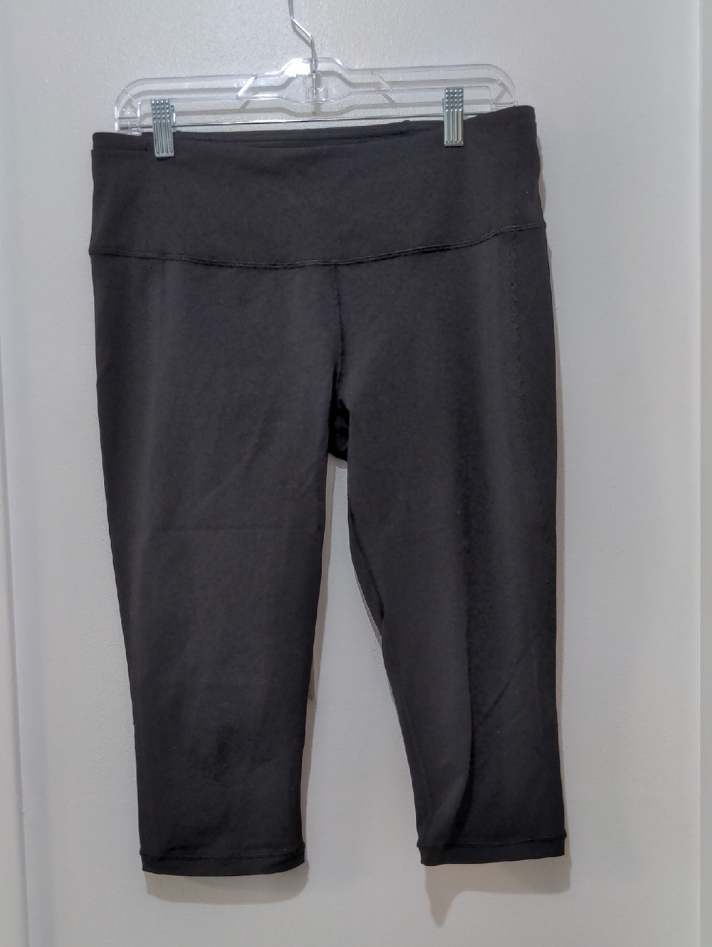 EUC Lululemon 17 inch Capris